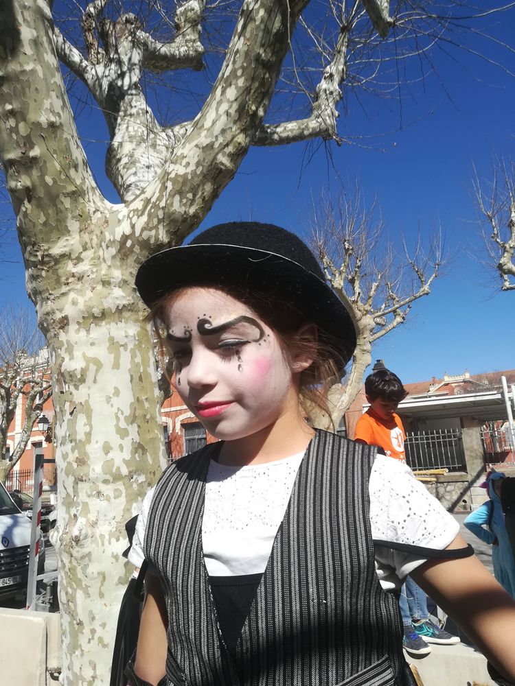 Parade de l'école de cirque les fortiches lors du carnaval d'Aimargues en mars 2019