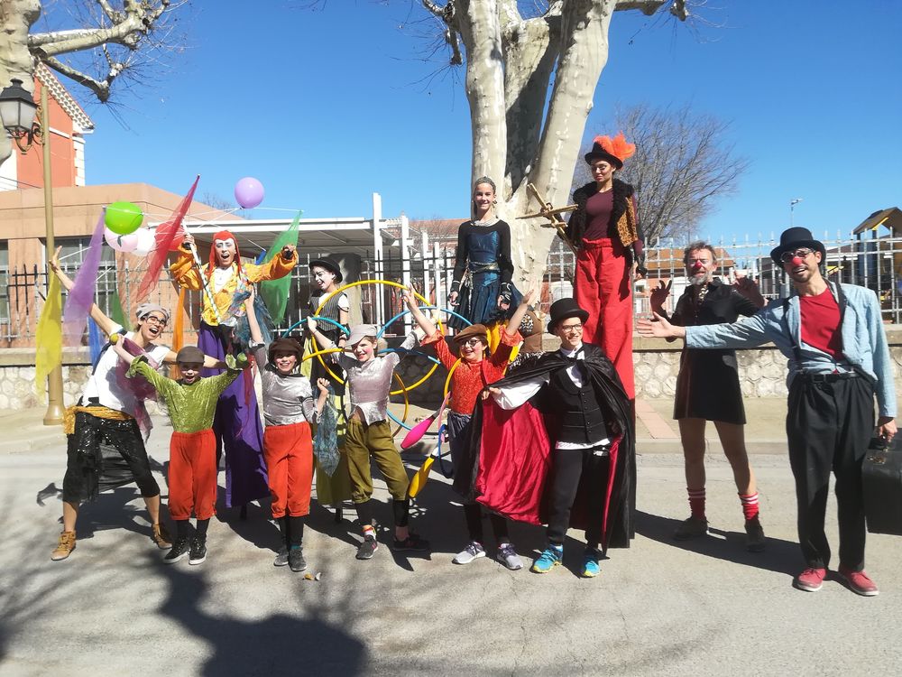 Parade de l'école de cirque les fortiches lors du carnaval d'Aimargues en mars 2019