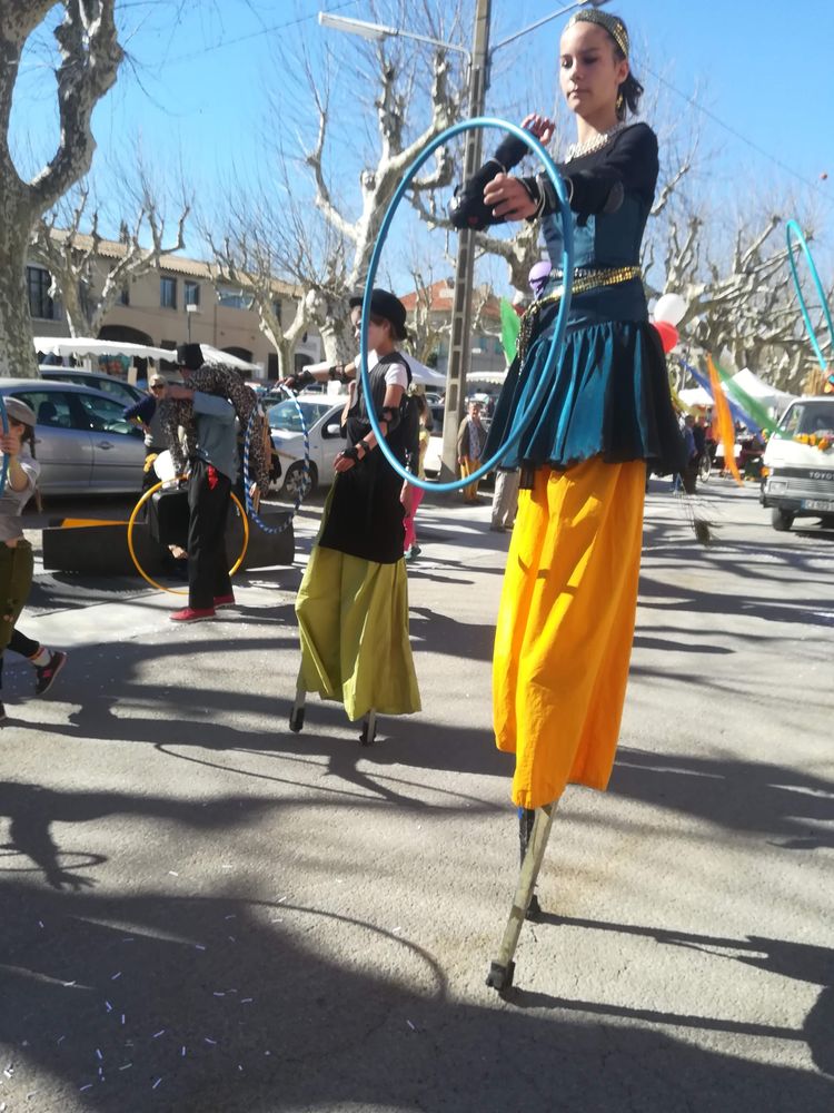 Parade de l'école de cirque les fortiches lors du carnaval d'Aimargues en mars 2019