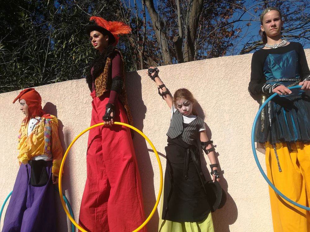 Parade de l'école de cirque les fortiches lors du carnaval d'Aimargues en mars 2019